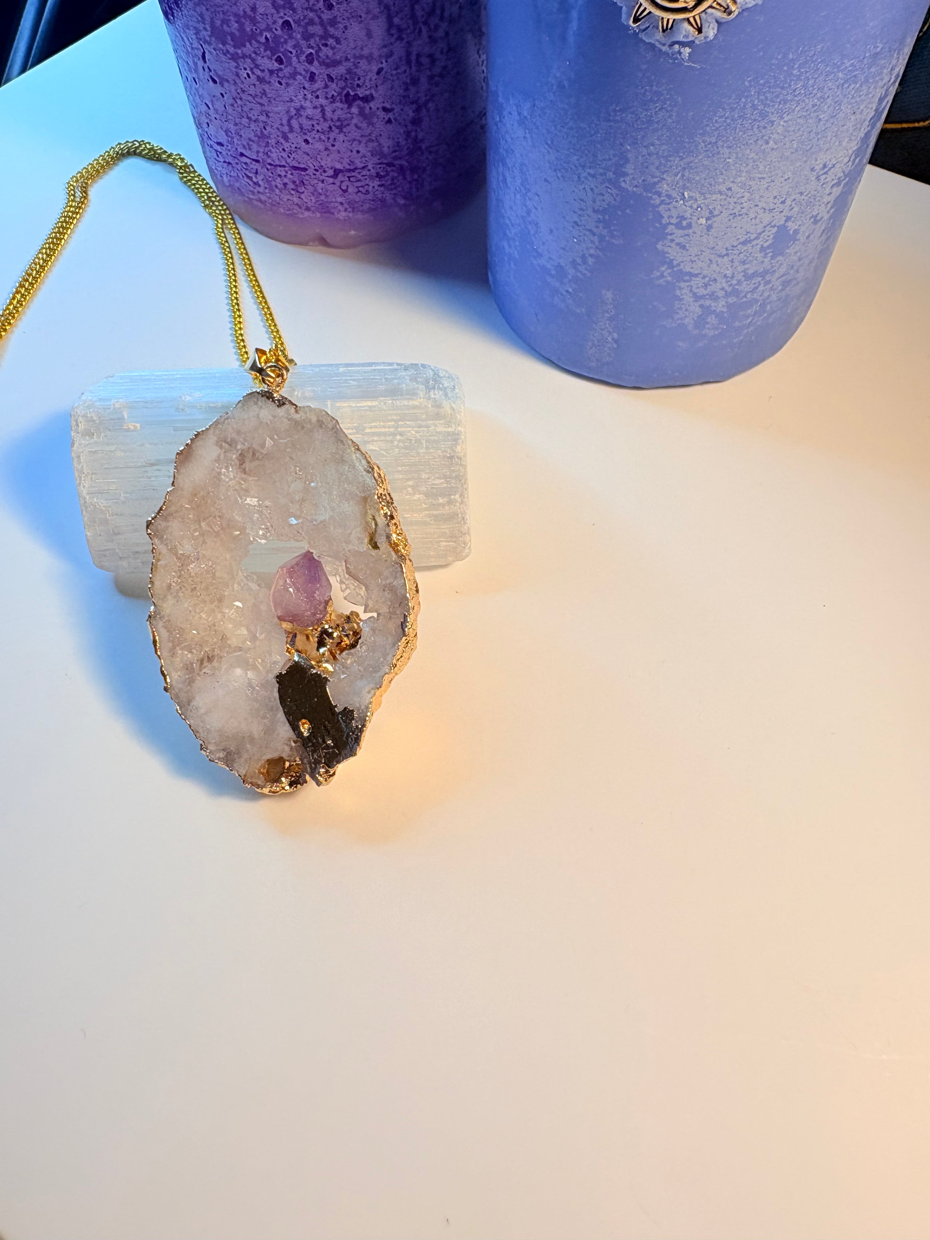 ✨ Crystal Geode Statement Necklace – Amethyst & Clear Quartz