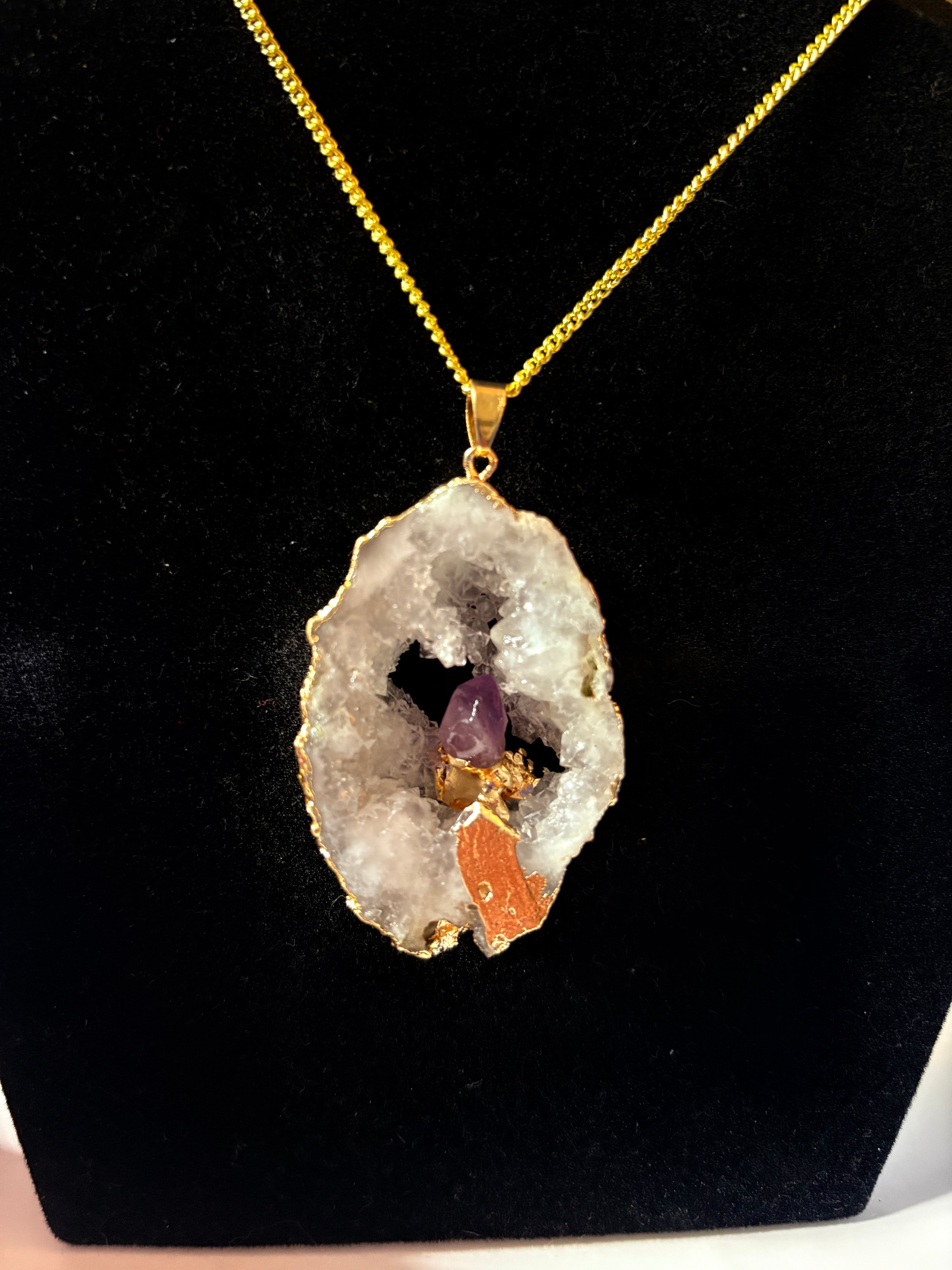 ✨ Crystal Geode Statement Necklace – Amethyst & Clear Quartz