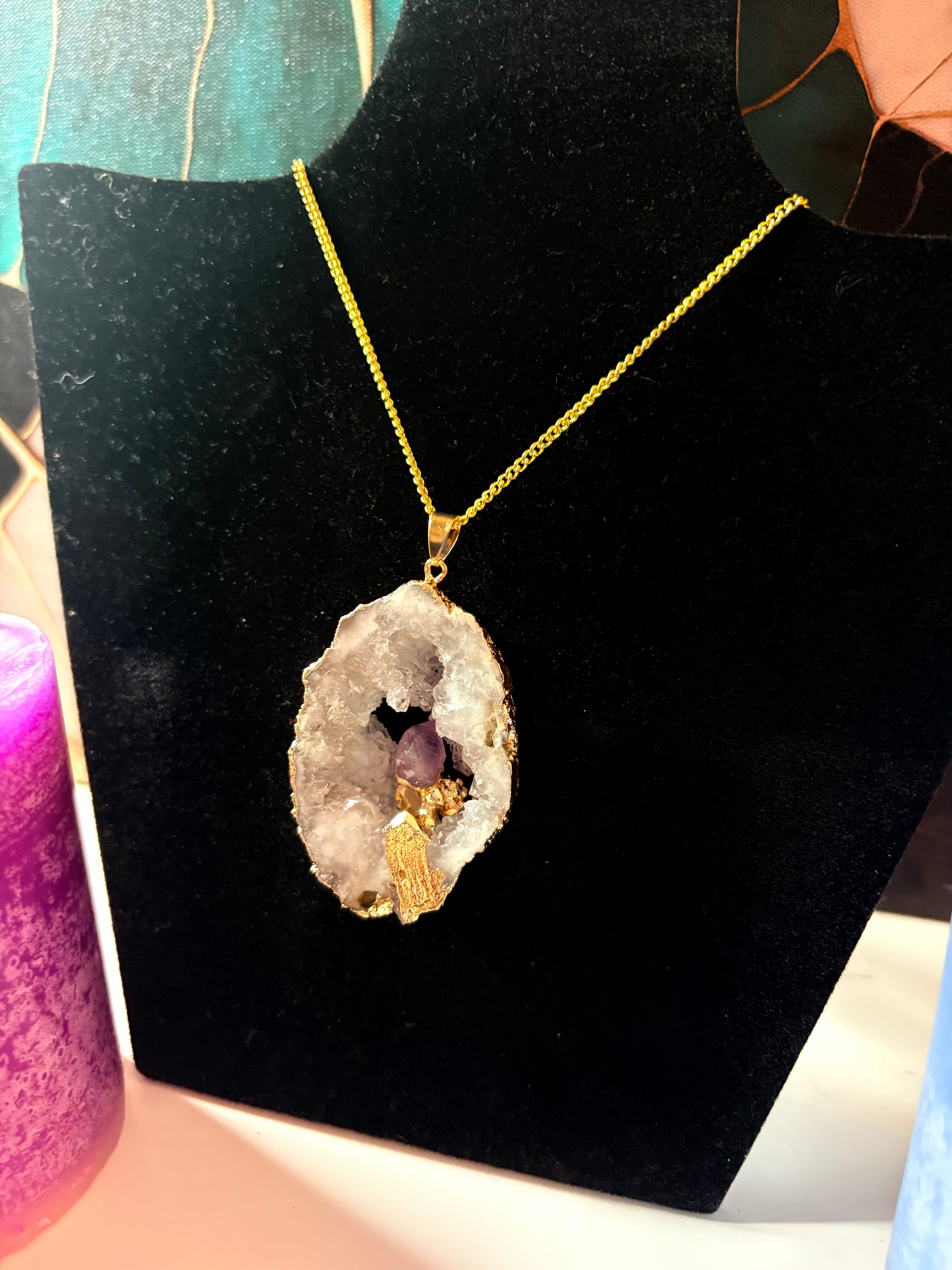 ✨ Crystal Geode Statement Necklace – Amethyst & Clear Quartz
